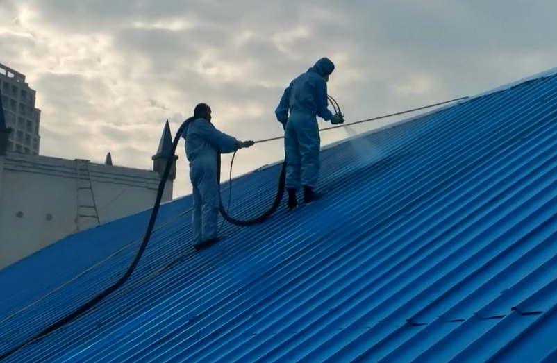 彩鋼瓦房保溫噴涂性價(jià)比優(yōu)選，京華邦威聚氨酯噴涂設(shè)備廠家！